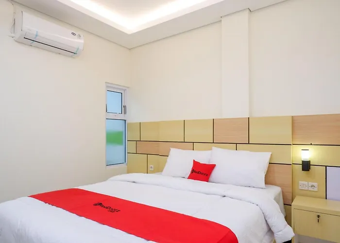 RedDoorz near Pasar Gede Solo Hotel
